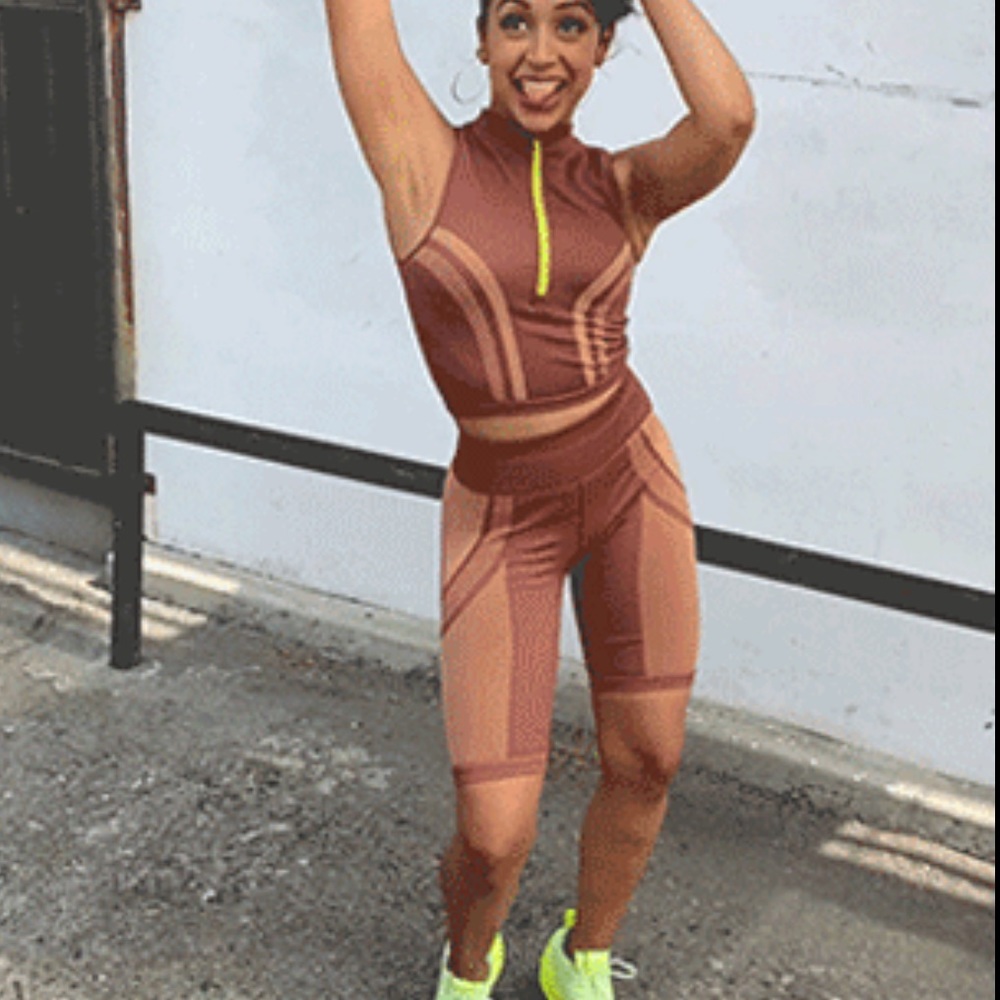 FABLETICS X LIZA KOSHY High-waisted Seamless Rib Short 9” size medium